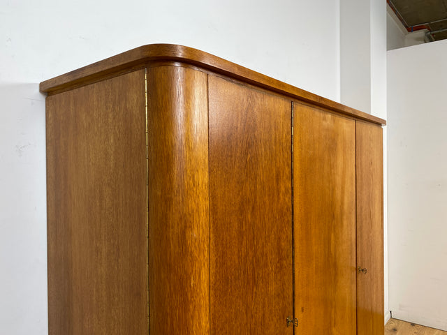 Besonders schöner Mid-Century Kleiderschrank aus 1960 mit Schubladen I Vollholz in Eiche 