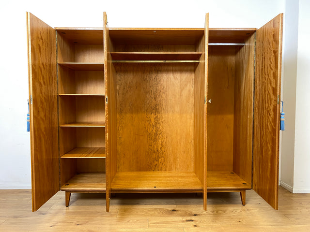 Besonders schöner Mid-Century Kleiderschrank mit perfekter Aufteilung mit Kleiderstange und Böden