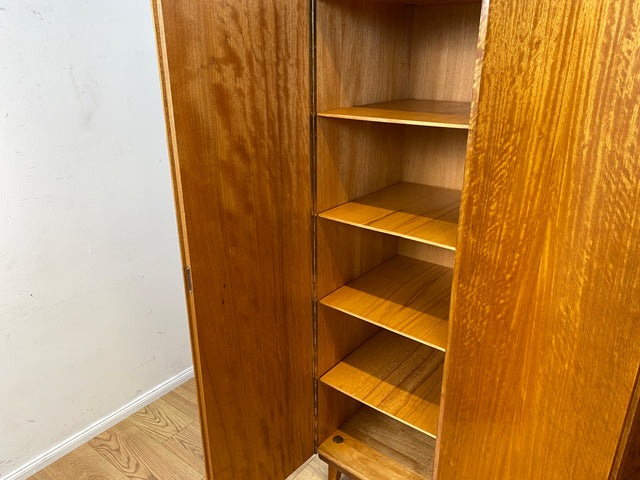 Besonders schöner Mid-Century Kleiderschrank mit perfekter Aufteilung mit Kleiderstange und Böden