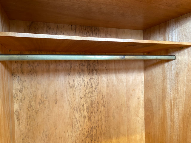 Besonders schöner Mid-Century Kleiderschrank mit perfekter Aufteilung mit Kleiderstange und Böden