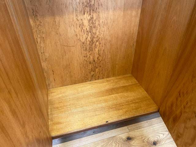 Besonders schöner Mid-Century Kleiderschrank mit perfekter Aufteilung mit Kleiderstange und Böden