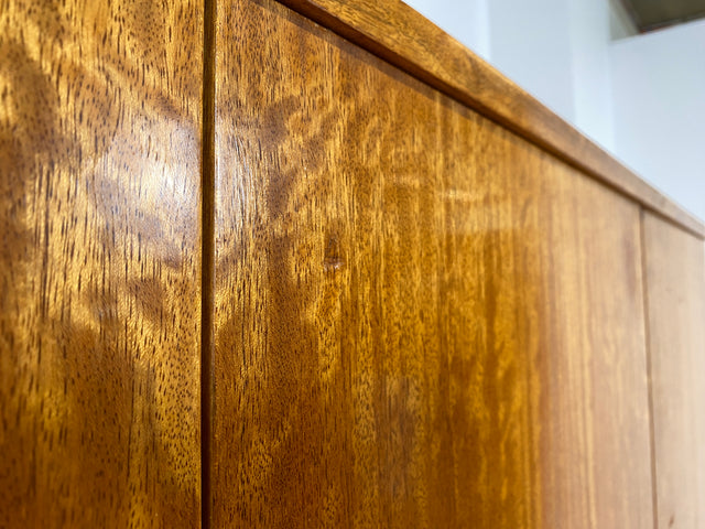 Besonders schöner Mid-Century Kleiderschrank mit perfekter Aufteilung mit Kleiderstange und Böden