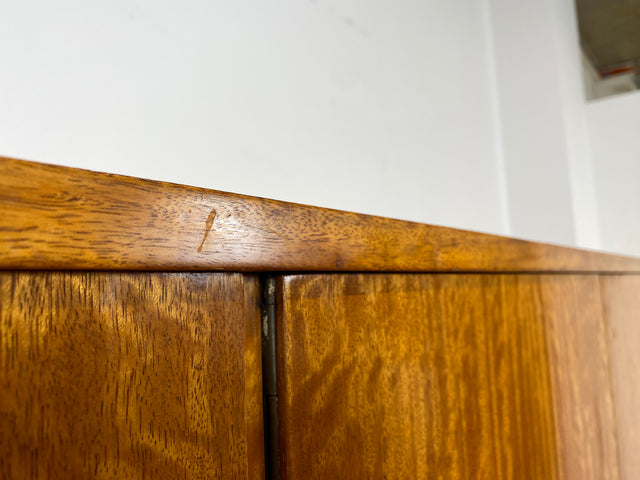 Besonders schöner Mid-Century Kleiderschrank mit perfekter Aufteilung mit Kleiderstange und Böden