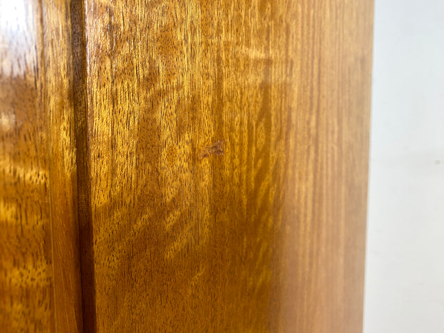 Besonders schöner Mid-Century Kleiderschrank mit perfekter Aufteilung mit Kleiderstange und Böden