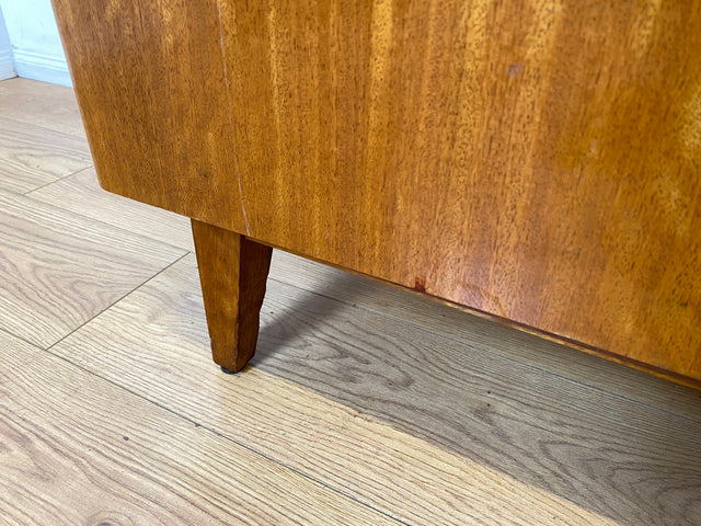 Besonders schöner Mid-Century Kleiderschrank mit perfekter Aufteilung mit Kleiderstange und Böden
