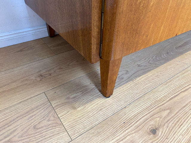Besonders schöner Mid-Century Kleiderschrank mit perfekter Aufteilung mit Kleiderstange und Böden