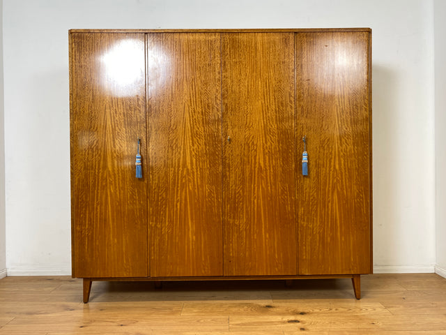 Besonders schöner Mid-Century Kleiderschrank mit perfekter Aufteilung mit Kleiderstange und Böden
