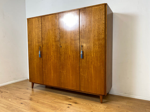 Besonders schöner Mid-Century Kleiderschrank mit perfekter Aufteilung mit Kleiderstange und Böden