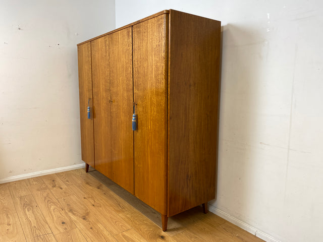 Besonders schöner Mid-Century Kleiderschrank mit perfekter Aufteilung mit Kleiderstange und Böden