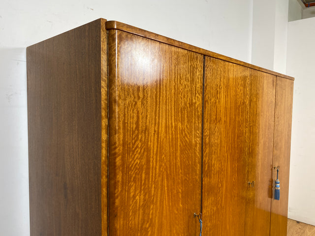 Besonders schöner Mid-Century Kleiderschrank mit perfekter Aufteilung mit Kleiderstange und Böden