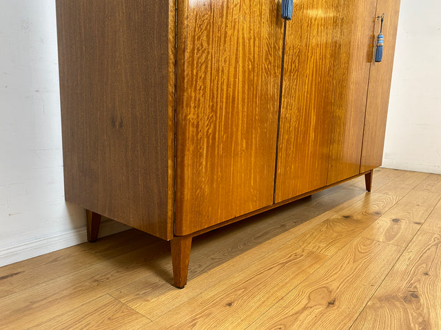 Besonders schöner Mid-Century Kleiderschrank mit perfekter Aufteilung mit Kleiderstange und Böden
