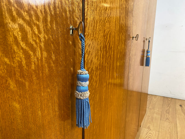 Besonders schöner Mid-Century Kleiderschrank mit perfekter Aufteilung mit Kleiderstange und Böden