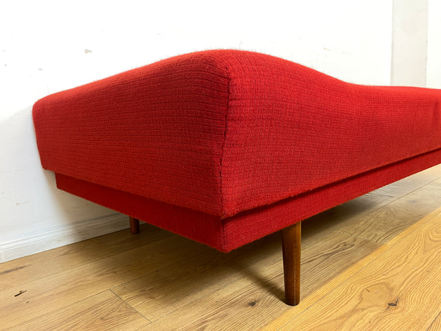 Stilvolle und sehr gut erhaltene Mid-Century Liege in grandiosem rotem Originalbezug und bequemem Federkern I Daybed Sofa Couch Bett Einzelbett Retro Vintage 50er 60er I