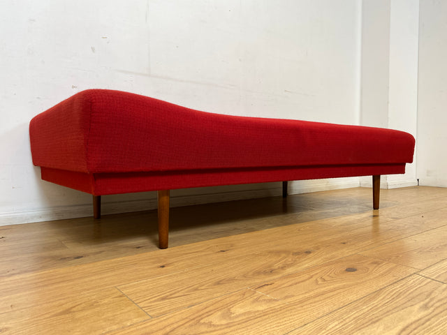 Stilvolle und sehr gut erhaltene Mid-Century Liege in grandiosem rotem Originalbezug und bequemem Federkern I Daybed Sofa Couch Bett Einzelbett Retro Vintage 50er 60er I