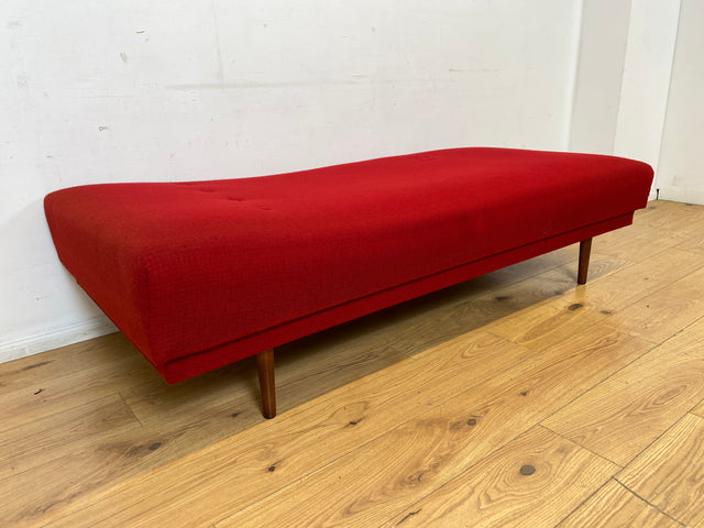Stilvolle und sehr gut erhaltene Mid-Century Liege in grandiosem rotem Originalbezug und bequemem Federkern I Daybed Sofa Couch Bett Einzelbett Retro Vintage 50er 60er I