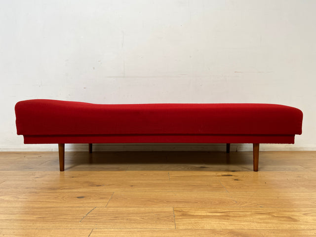 Stilvolle und sehr gut erhaltene Mid-Century Liege in grandiosem rotem Originalbezug und bequemem Federkern I Daybed Sofa Couch Bett Einzelbett Retro Vintage 50er 60er I