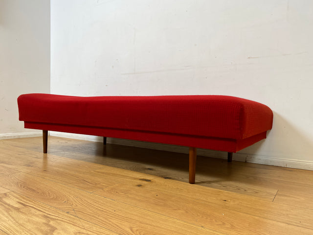 Stilvolle und sehr gut erhaltene Mid-Century Liege in grandiosem rotem Originalbezug und bequemem Federkern I Daybed Sofa Couch Bett Einzelbett Retro Vintage 50er 60er I
