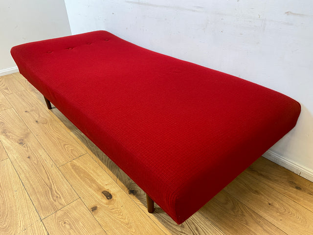 Stilvolle und sehr gut erhaltene Mid-Century Liege in grandiosem rotem Originalbezug und bequemem Federkern I Daybed Sofa Couch Bett Einzelbett Retro Vintage 50er 60er I
