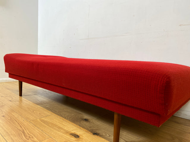 Stilvolle und sehr gut erhaltene Mid-Century Liege in grandiosem rotem Originalbezug und bequemem Federkern I Daybed Sofa Couch Bett Einzelbett Retro Vintage 50er 60er I