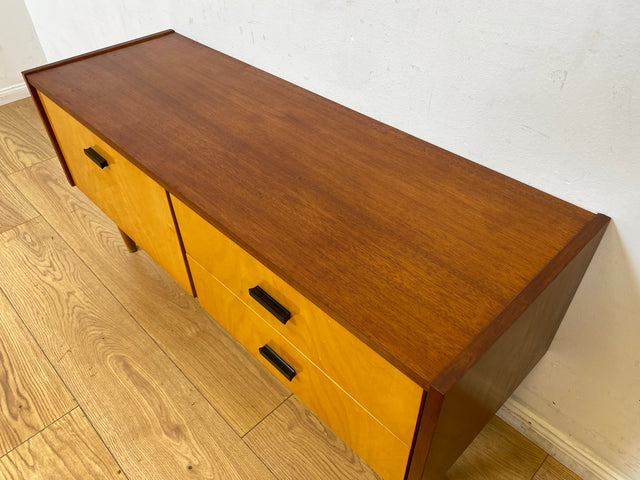 Stilvolles und gut erhaltenes Mid-Century Lowboard mit Schubladen und Originalgriffen
