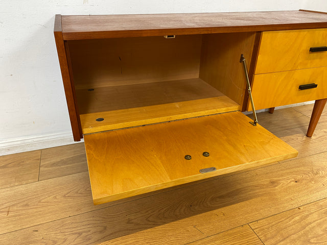 Stilvolles und gut erhaltenes Mid-Century Lowboard mit Schubladen und Originalgriffen
