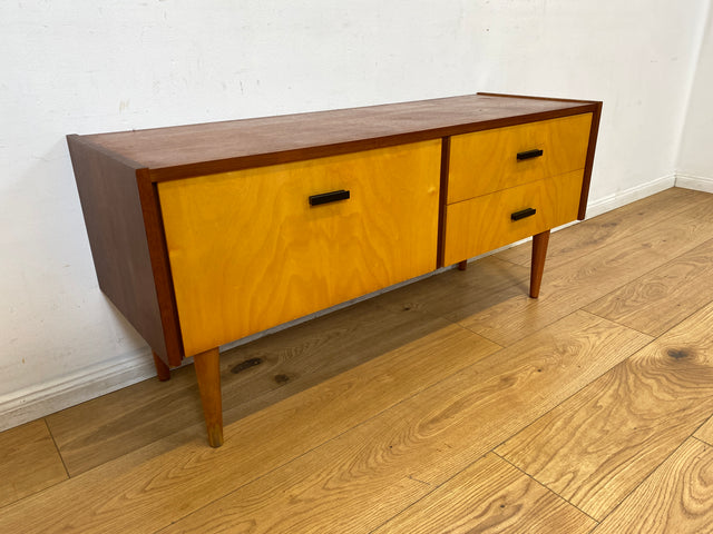Stilvolles und gut erhaltenes Mid-Century Lowboard mit Schubladen und Originalgriffen