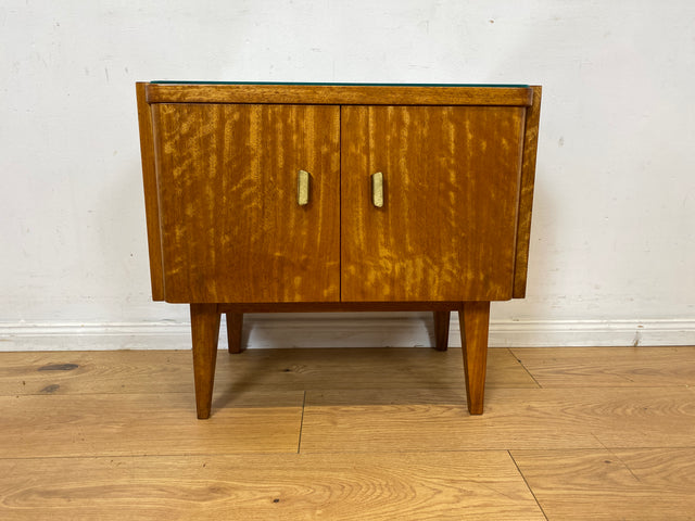 Stilvoller Mid-Century Nachttisch mit großem Fach und Messinggriffen