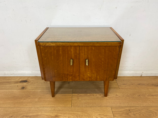Stilvoller Mid-Century Nachttisch mit großem Fach und Messinggriffen