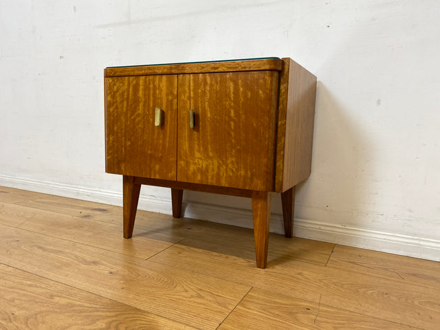 Stilvoller Mid-Century Nachttisch mit großem Fach und Messinggriffen