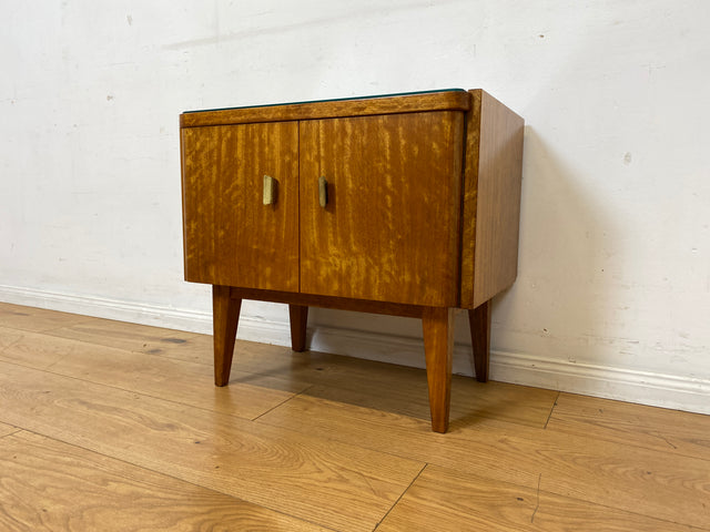 Stilvoller Mid-Century Nachttisch mit großem Fach und Messinggriffen