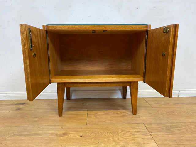 Stilvoller Mid-Century Nachttisch mit großem Fach und Messinggriffen