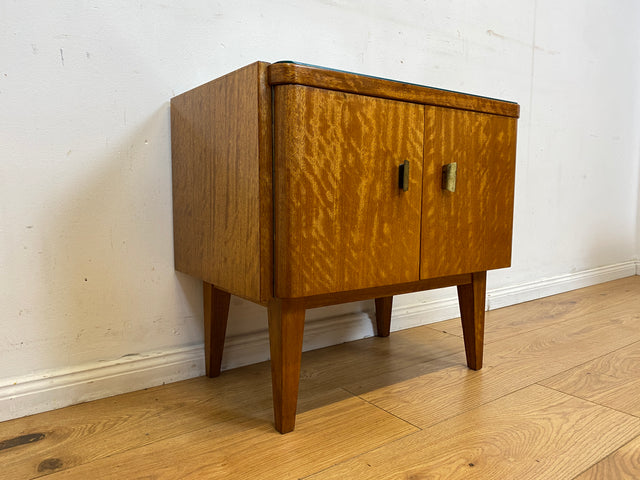 Stilvoller Mid-Century Nachttisch mit großem Fach und Messinggriffen