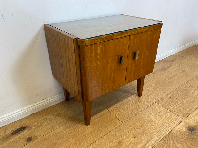 Stilvoller Mid-Century Nachttisch mit großem Fach und Messinggriffen