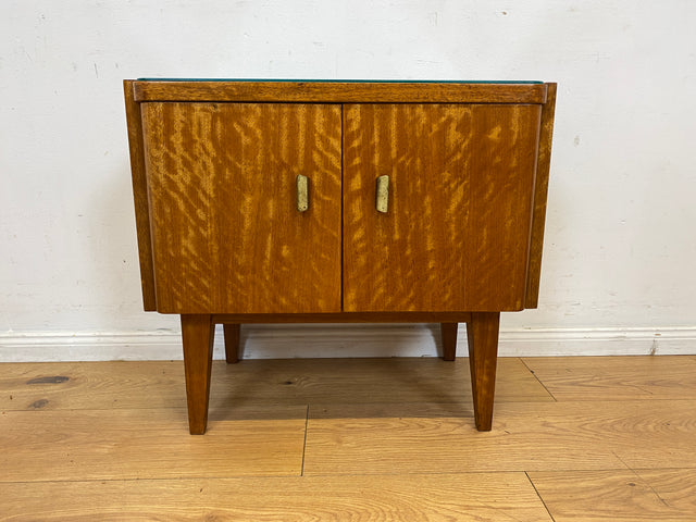 Stilvoller Mid-Century Nachttisch mit großem Fach und Messinggriffen