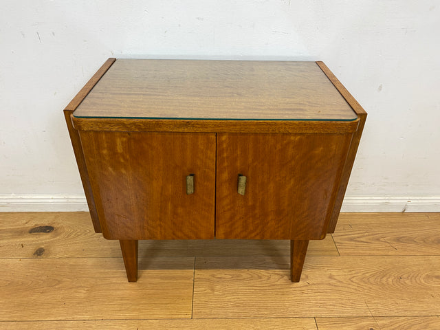 Stilvoller Mid-Century Nachttisch mit großem Fach und Messinggriffen