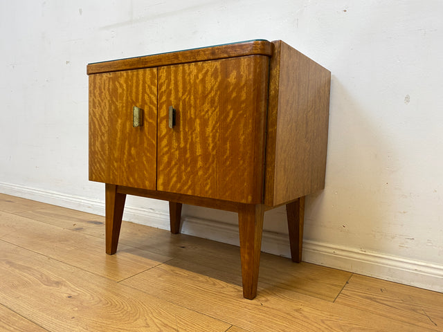 Stilvoller Mid-Century Nachttisch mit großem Fach und Messinggriffen