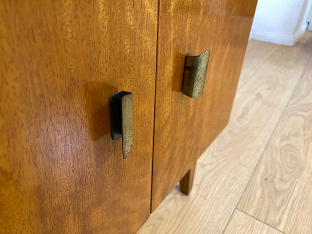 Stilvoller Mid-Century Nachttisch mit großem Fach und Messinggriffen