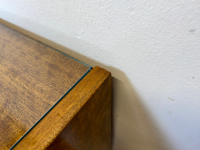Stilvoller Mid-Century Nachttisch mit großem Fach und Messinggriffen
