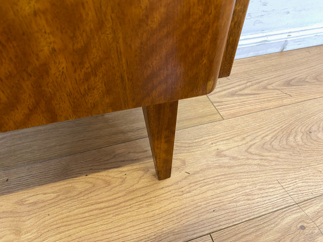 Stilvoller Mid-Century Nachttisch mit großem Fach und Messinggriffen