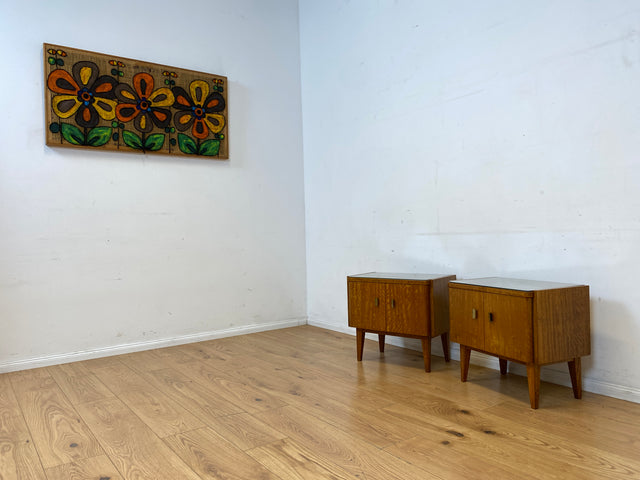Stilvoller Mid-Century Nachttisch mit großem Fach und Messinggriffen