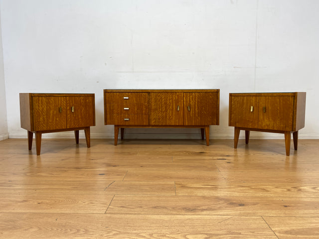 Stilvoller Mid-Century Nachttisch mit großem Fach und Messinggriffen