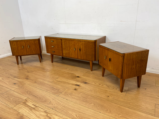 Stilvoller Mid-Century Nachttisch mit großem Fach und Messinggriffen