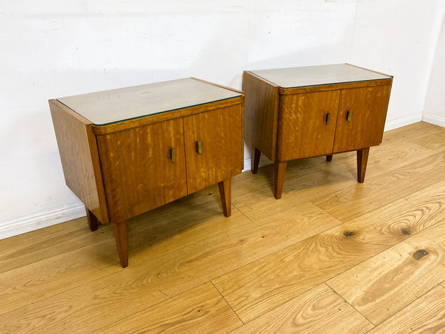 Stilvoller Mid-Century Nachttisch mit großem Fach und Messinggriffen