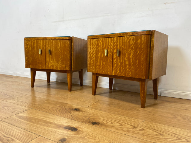 Stilvoller Mid-Century Nachttisch mit großem Fach und Messinggriffen