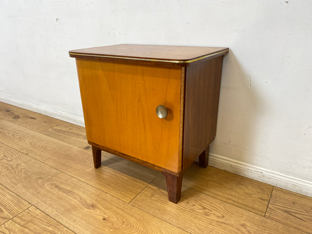 WMK I 1/2 Formschöner Mid-Century Nachttisch aus vollem Holz mit Schubladen & Messinggriff