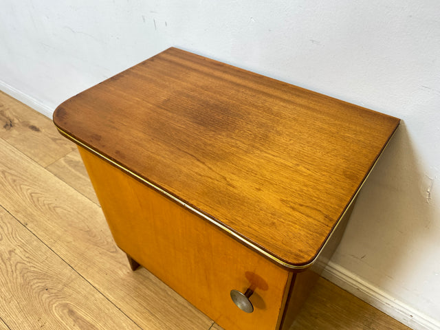 WMK I 1/2 Formschöner Mid-Century Nachttisch aus vollem Holz mit Schubladen & Messinggriff