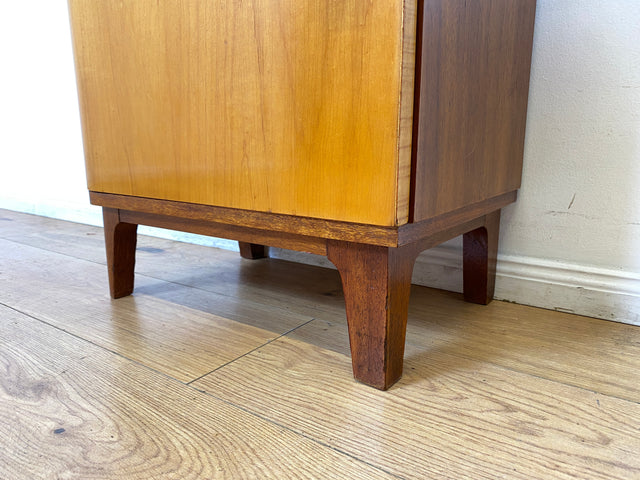 WMK I 1/2 Formschöner Mid-Century Nachttisch aus vollem Holz mit Schubladen & Messinggriff