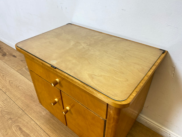 WMK I 1/2 Stilvoller Mid-Century Nachttisch mit Schubladen, Glasauflage und Originalgriffen