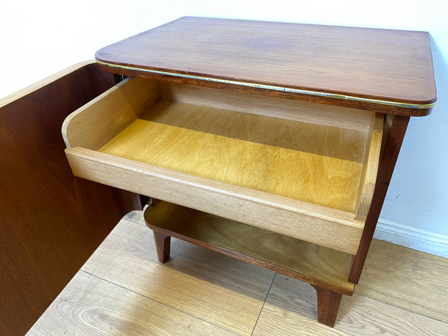 WMK I 1/2 Formschöner Mid-Century Nachttisch aus vollem Holz mit Schubladen & Messinggriff