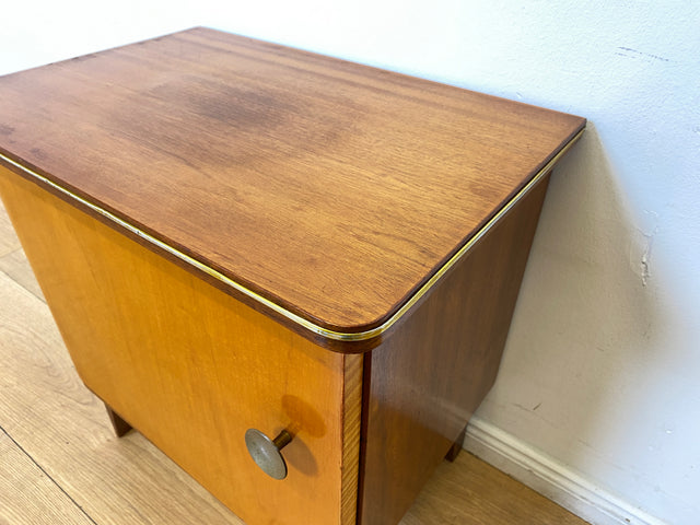 WMK I 1/2 Formschöner Mid-Century Nachttisch aus vollem Holz mit Schubladen & Messinggriff